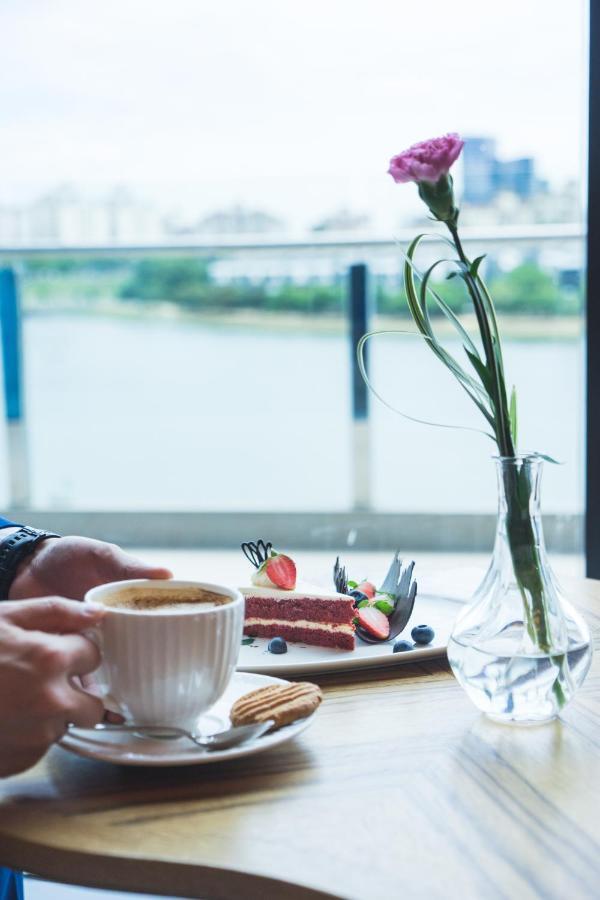 Zenith Hotel Путраджая Екстериор снимка A coffee and cake at the café